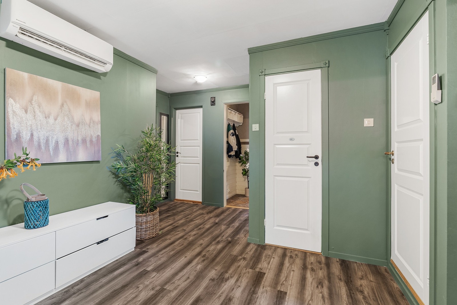 Videre kommer man til en mellomgang, her er det varmepumpe og vedovn. Galleribilde