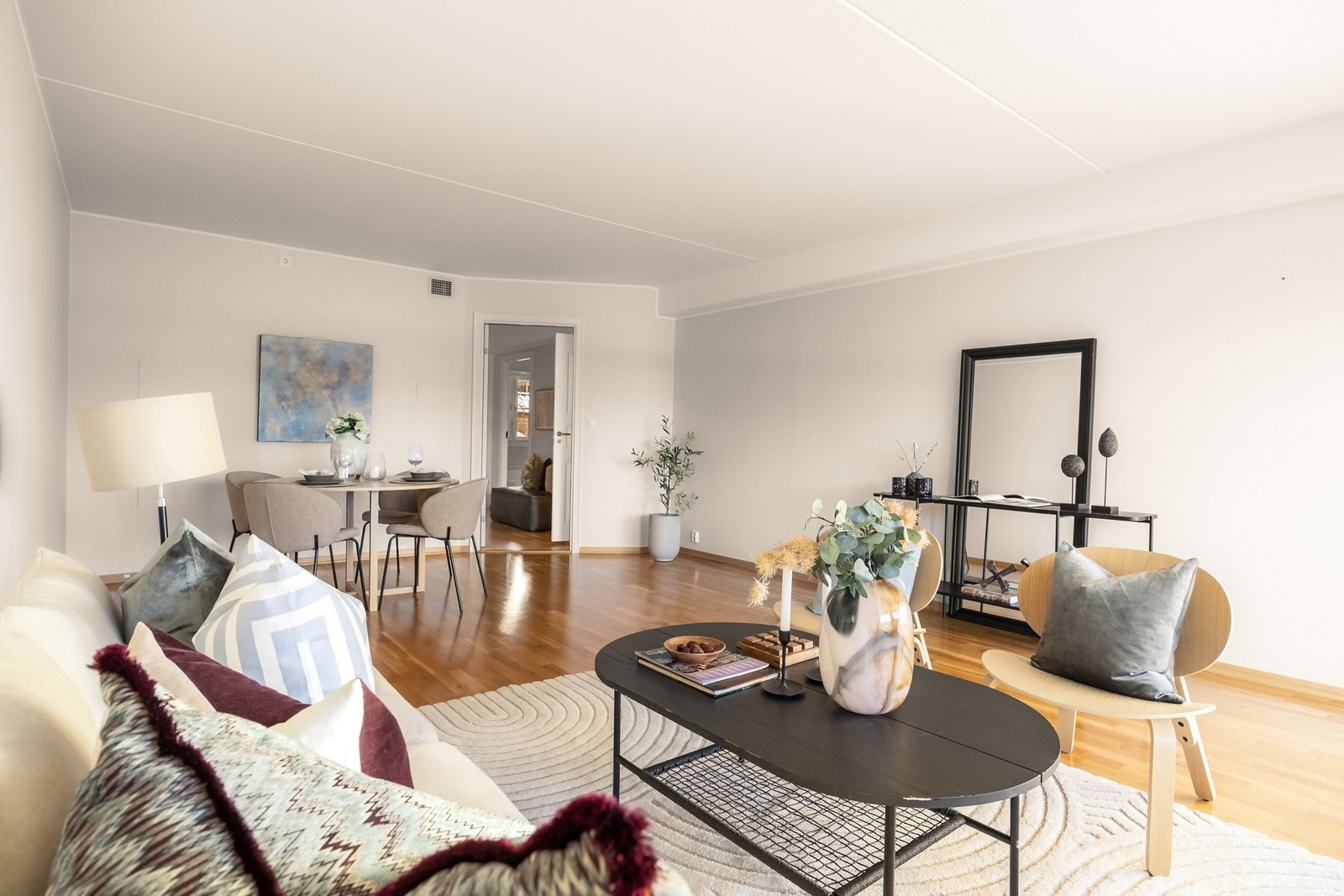 Stuen. Her er det god plass til både sofagruppe med tilhørende møbler, og en spiseplass. Galleribilde