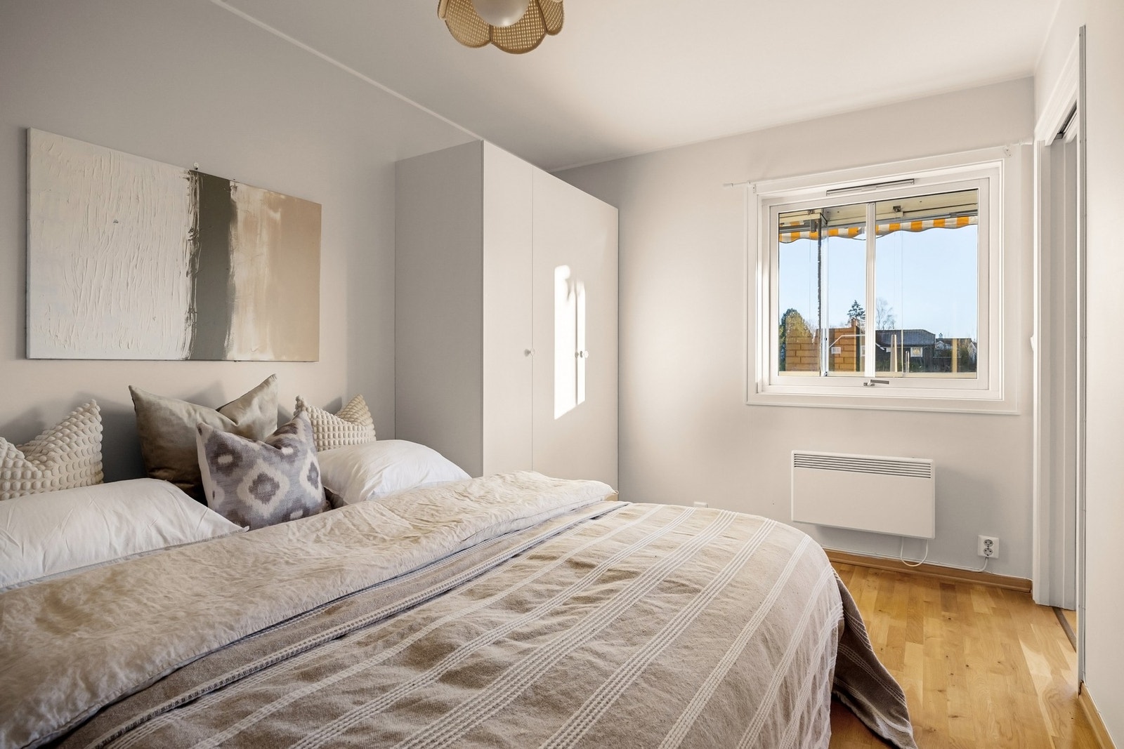 Det romslige hovedsoverommet har god plass til en dobbeltseng og ønsket garderobeinnredning. Galleribilde