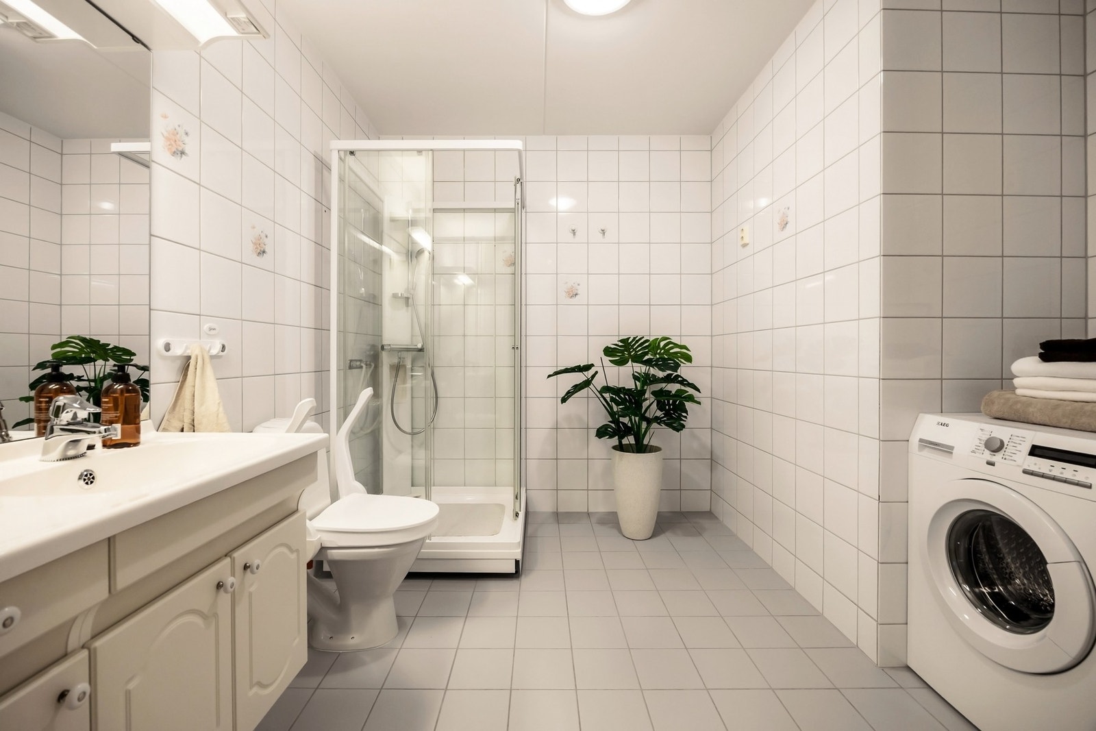 Innredningen består blant annet av vegghengt servantskap og speil med overbelysning. Galleribilde