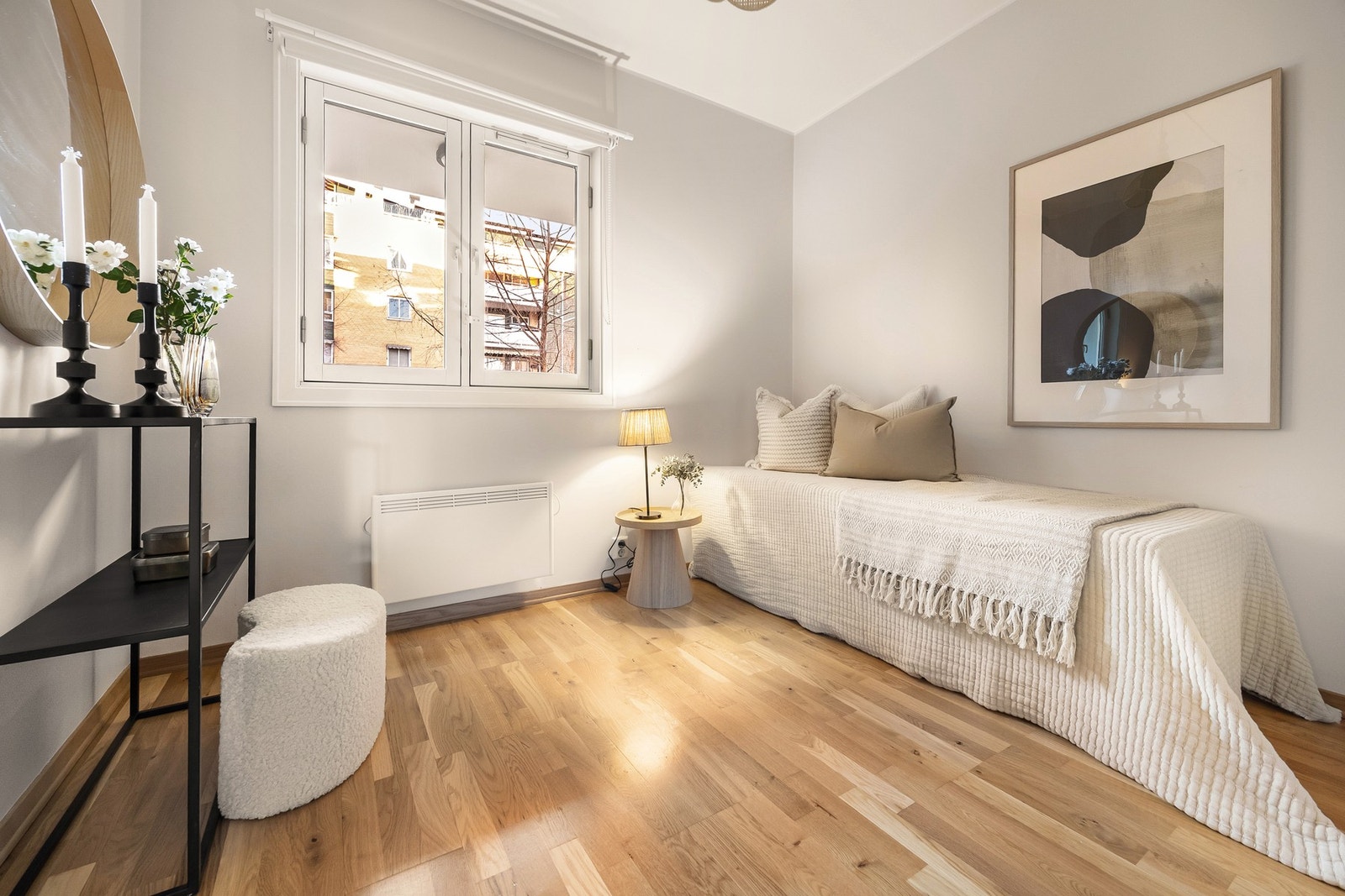 Det andre soverommet er noe mindre og passer utmerket som gjesterom, barnerom eller et praktisk hjemmekontor. Galleribilde