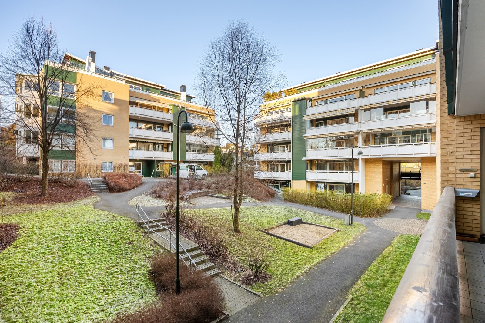 Utsyn over fellesarealer fra svalgangen/inngangsparti. Galleribilde