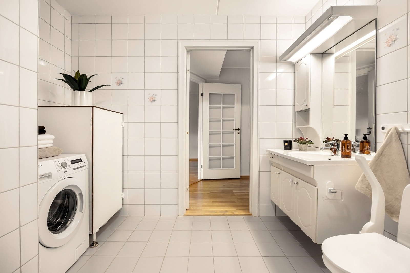 Helfliset romslig bad fra byggeår, med gulvvarme. Galleribilde