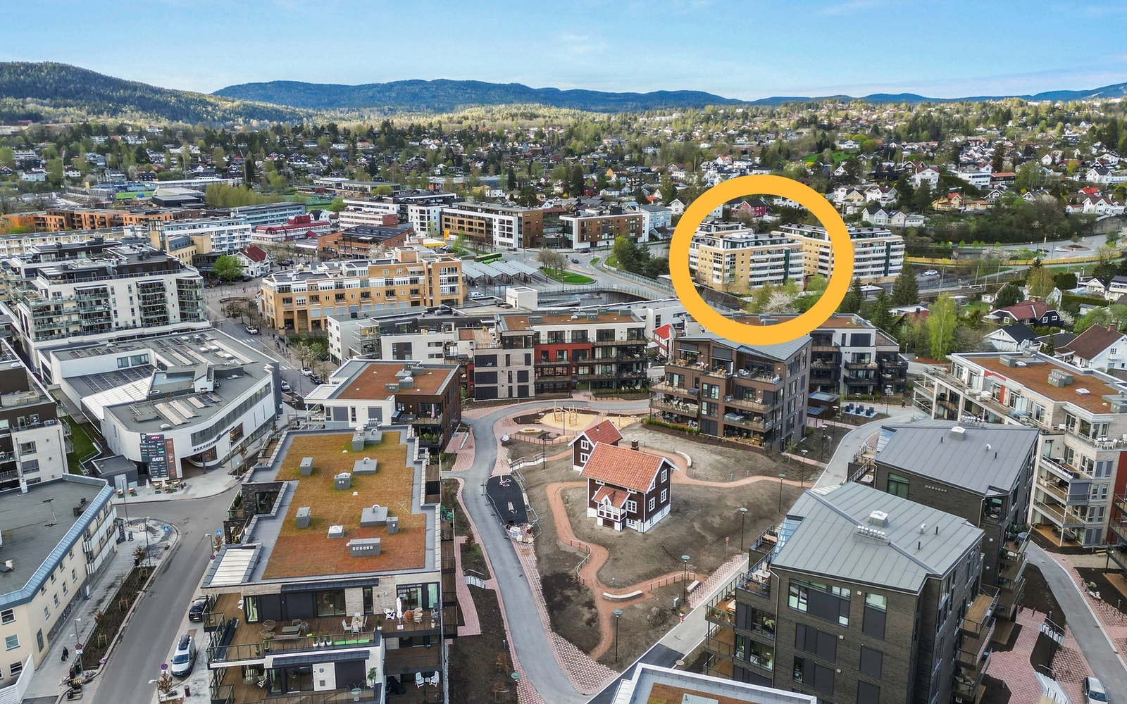 Leiligheten ligger svært sentralt i Bekkestua sentrum. Galleribilde