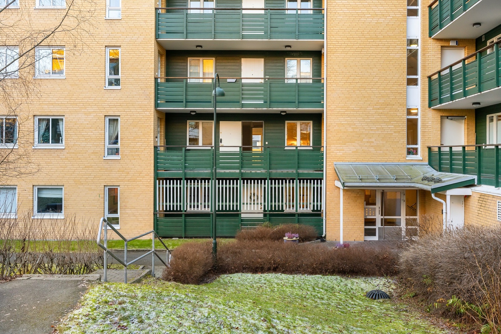 Sameiet består av tre boligblokker bygget i 1998, plassert rundt et tun. Det er oppvarmet gangvei mellom nedre og øvre plan. Leiligheten ligger i 2. etasje (døren er åpen). Galleribilde