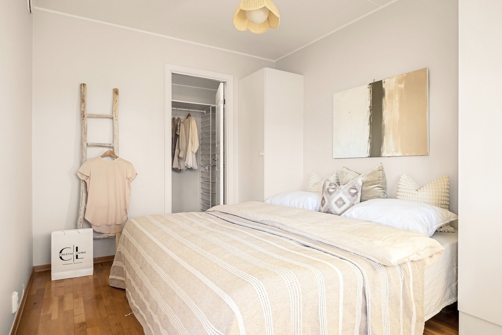 Hovedsoverommet er tilknyttet et pratksik garderoberom. Galleribilde