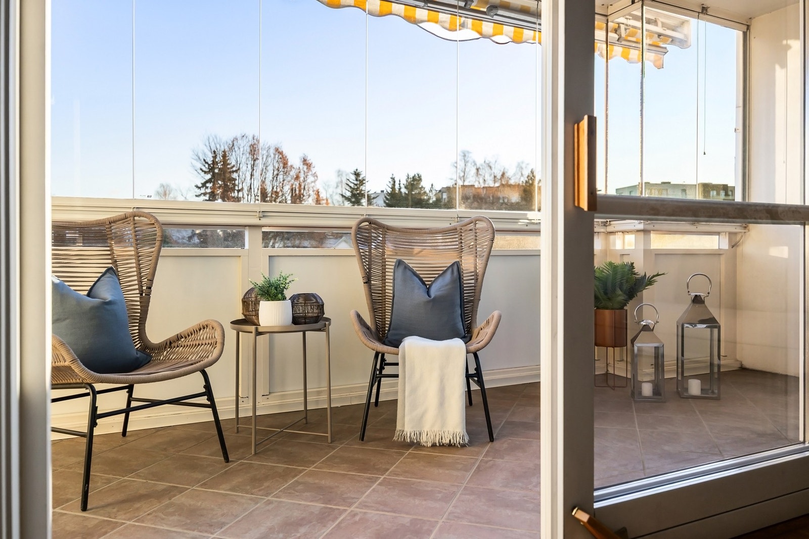 Balkongen er på hele 13 kvm og er utstyrt med både markise, utebelysning og stikkontakter. Galleribilde