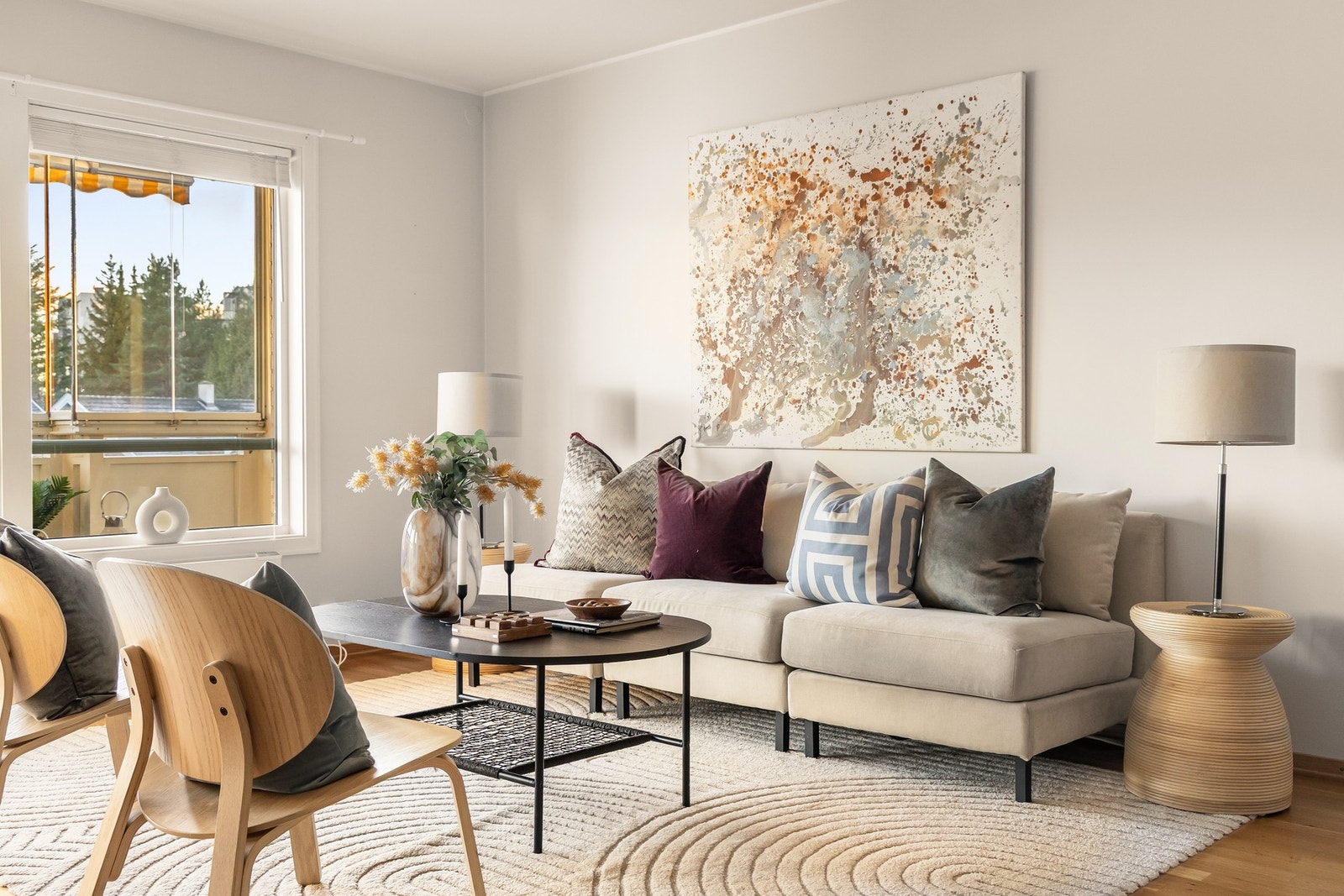 En lys og gjennomgående 3-roms leilighet med garasjeplass, innglasset balkong og attraktiv beliggenhet på Bekkestua. Galleribilde