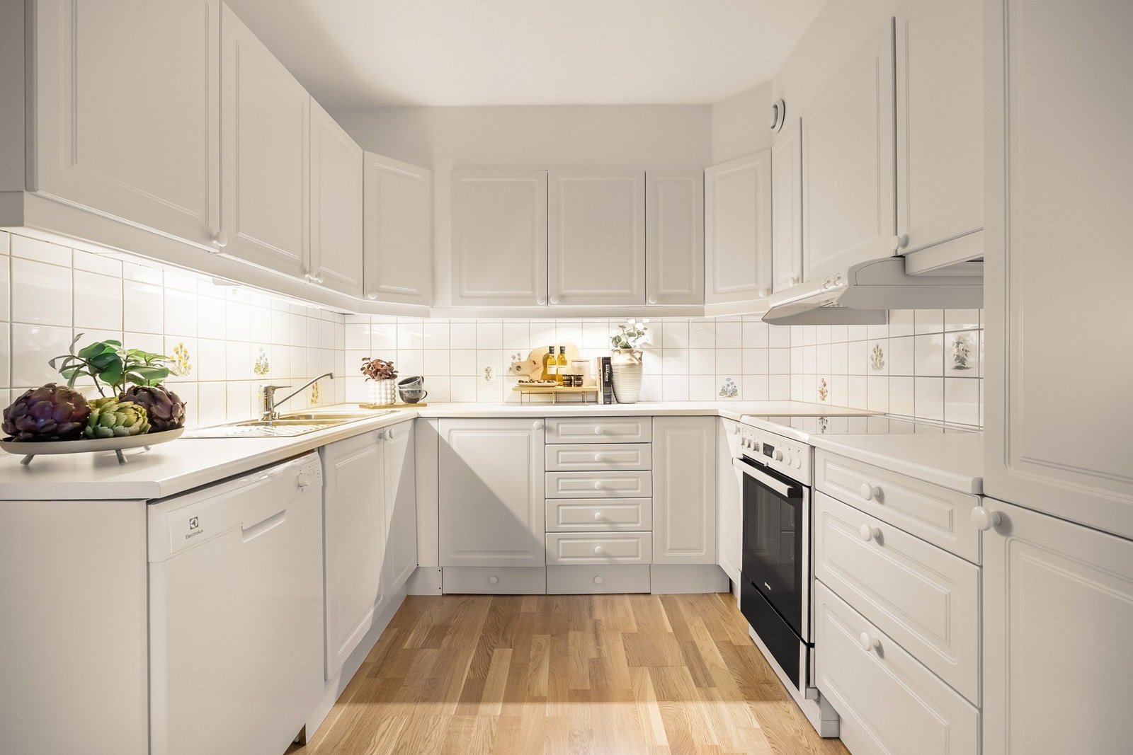 Kjøkkenet har rikelig med både benkeplass og skapplass, noe som gjør det svært praktisk og funksjonelt. Galleribilde