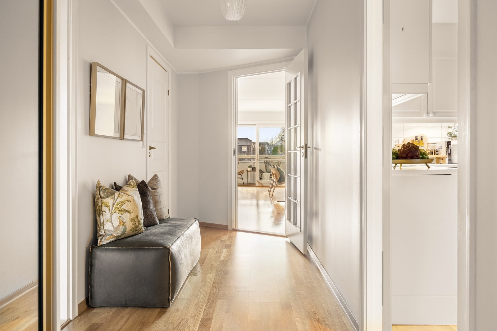 Her er det god plass til oppbevaring av både sko og yttertøy i integrert skyveedørsgarderobe. Galleribilde