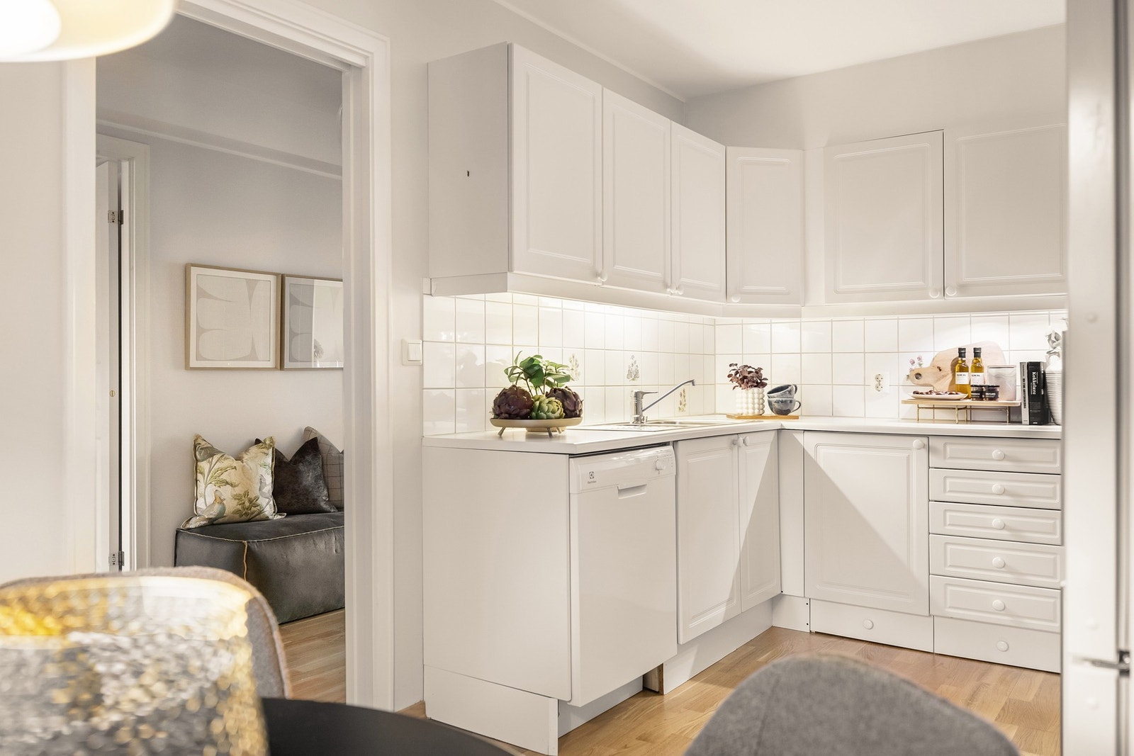 Kjøkken med profilerte fronter. Galleribilde