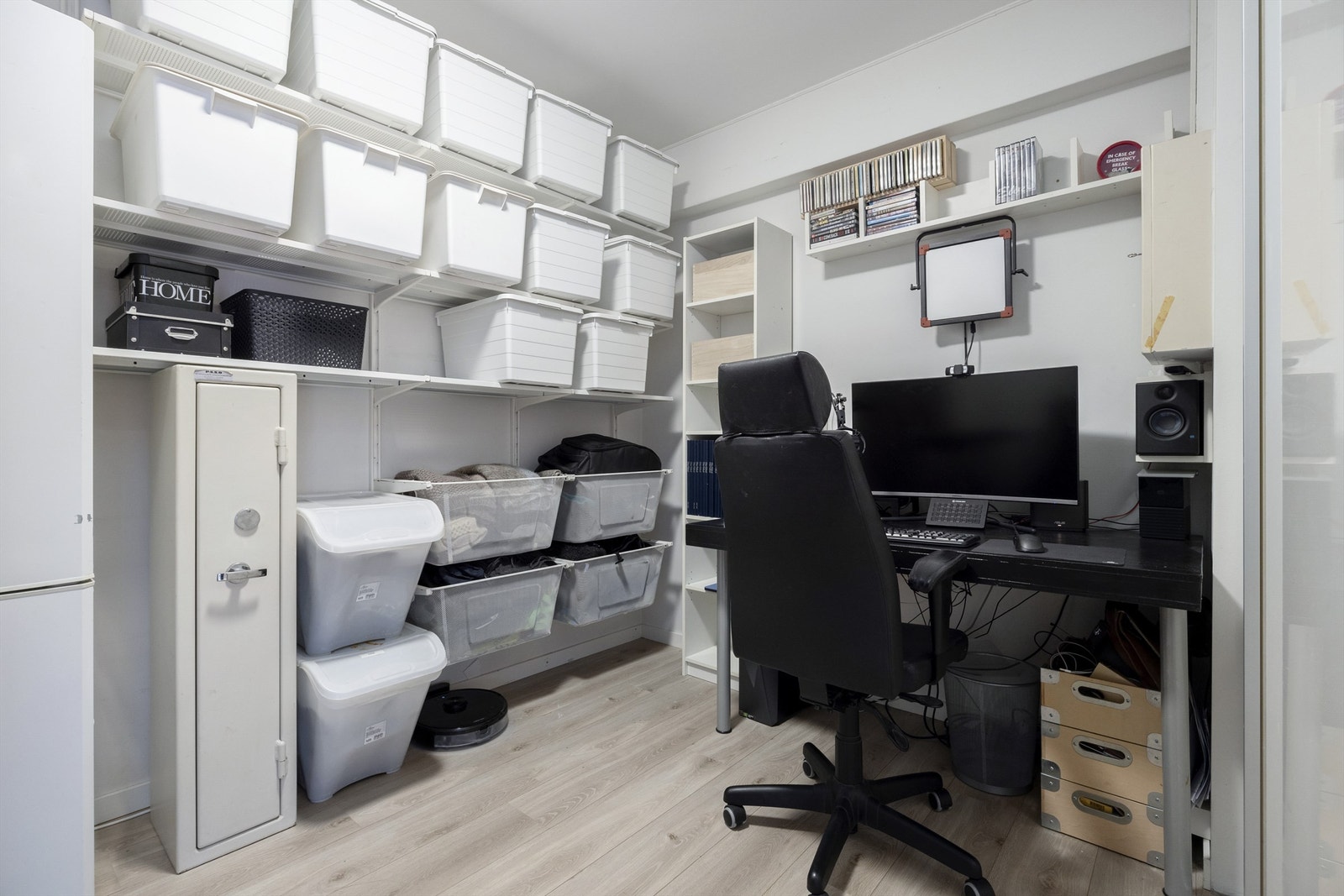 Garderoberom innenfor entréen med hylleløsninger og plass til kontorpult. Galleribilde