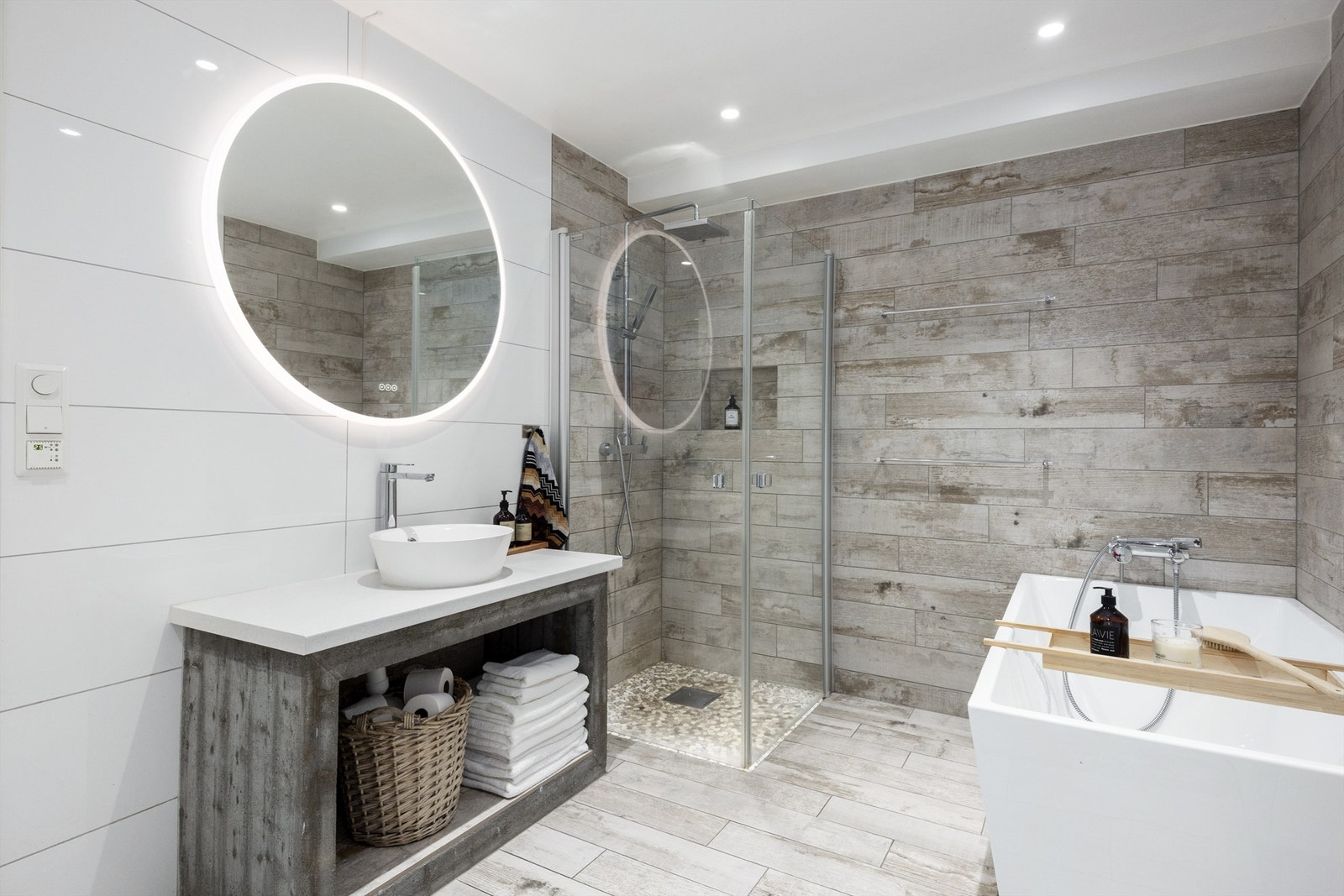 Flislagt bad fra 2015 med gulvvarme. Galleribilde