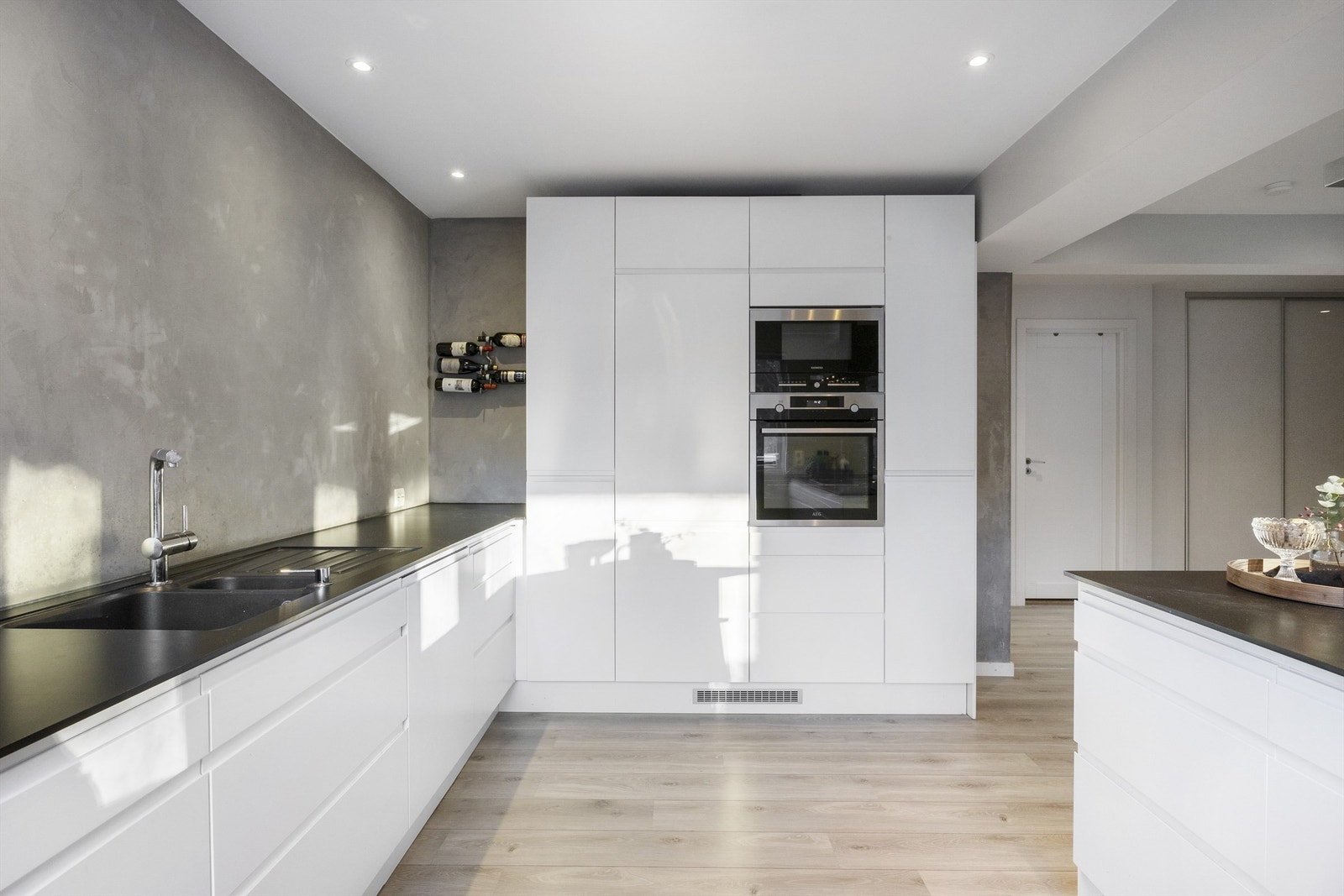 Integrert hvitevarer medfølger: Oppvaskmaskin, stekeovn, mikrobølgeovn og kjøleskap med frysedel. Galleribilde