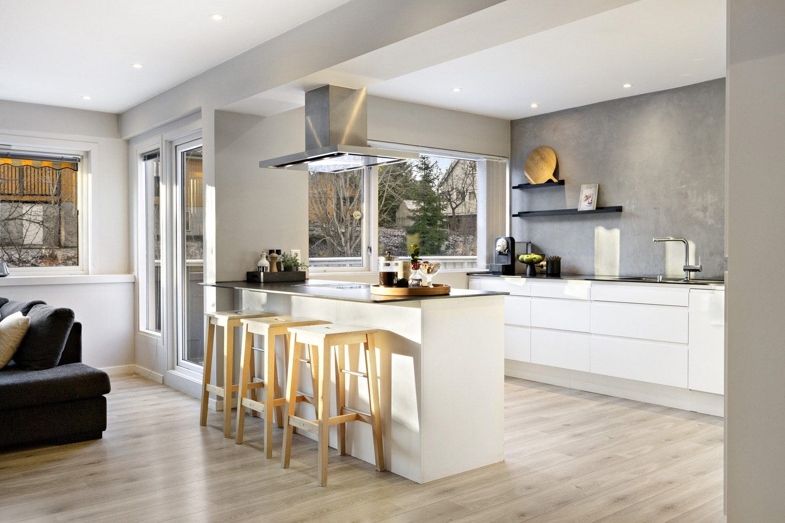 Kjøkkeninnredning fra 2015 med slette fronter og høytrykkslaminert benkeplate. Galleribilde