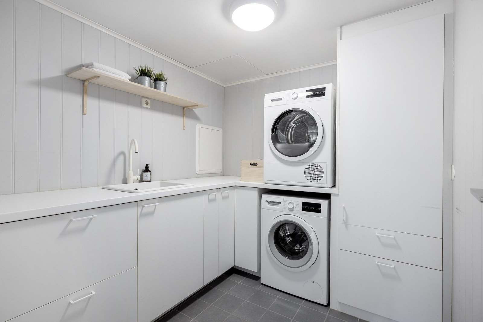 Romslig og meget praktisk vaskerom. Galleribilde