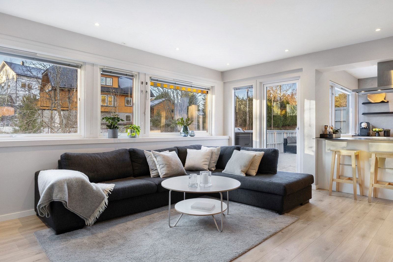 Store vindusflater mot vest slipper inn godt med naturlig lys. Galleribilde