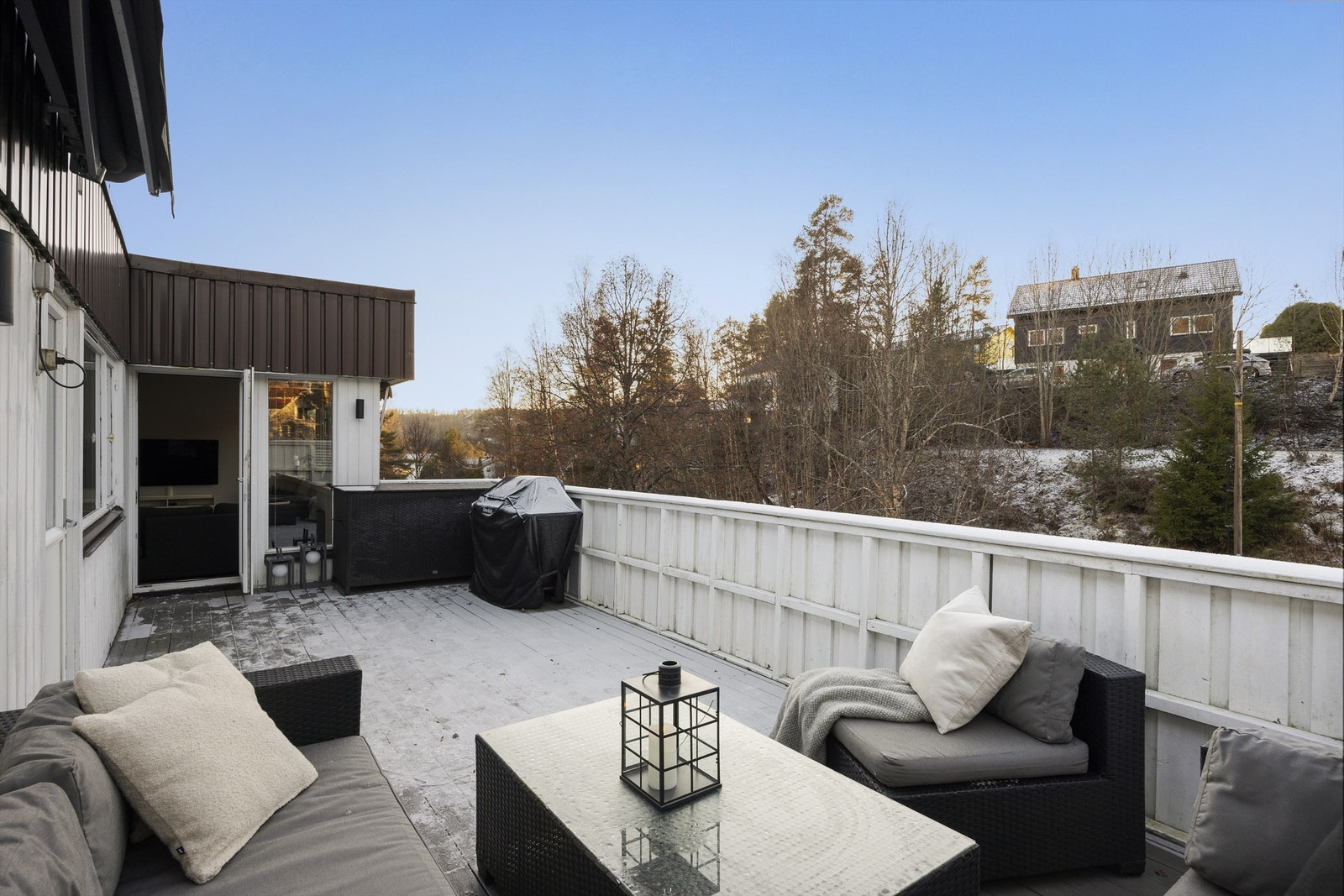 Vestvendt terrasse på 25 kvm med fint utsyn. Galleribilde