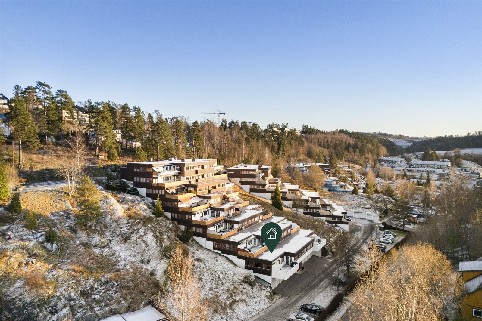Attraktivt og rolig boligområde på Langhus med kort gange til buss og tog. Langhus togstasjon ligger 900 meter unna og tog til Oslo tar 32 min. Galleribilde