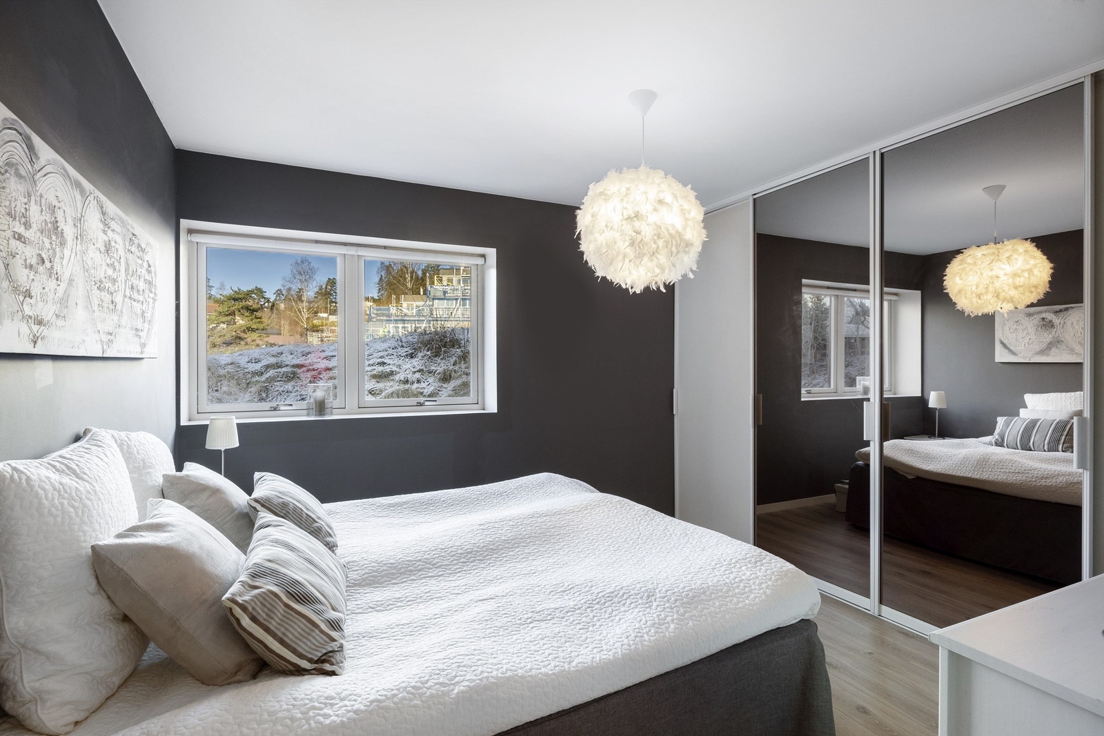 Stort hovedsoverom med skyvedørsgarderobe. Galleribilde