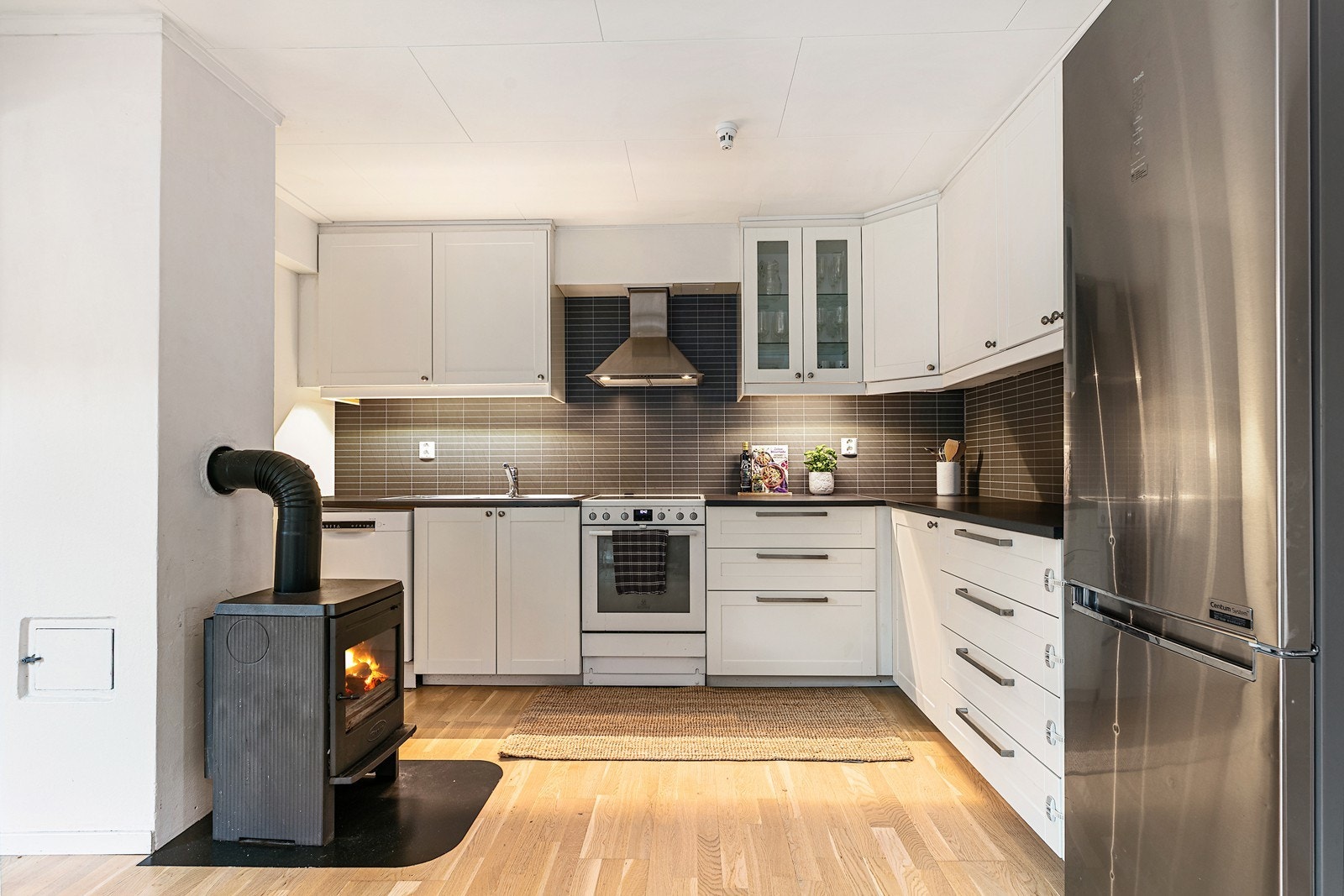 Kjøkkenet er innredet med profilerte fronter, og innredningen er fra ca. 2015. Galleribilde