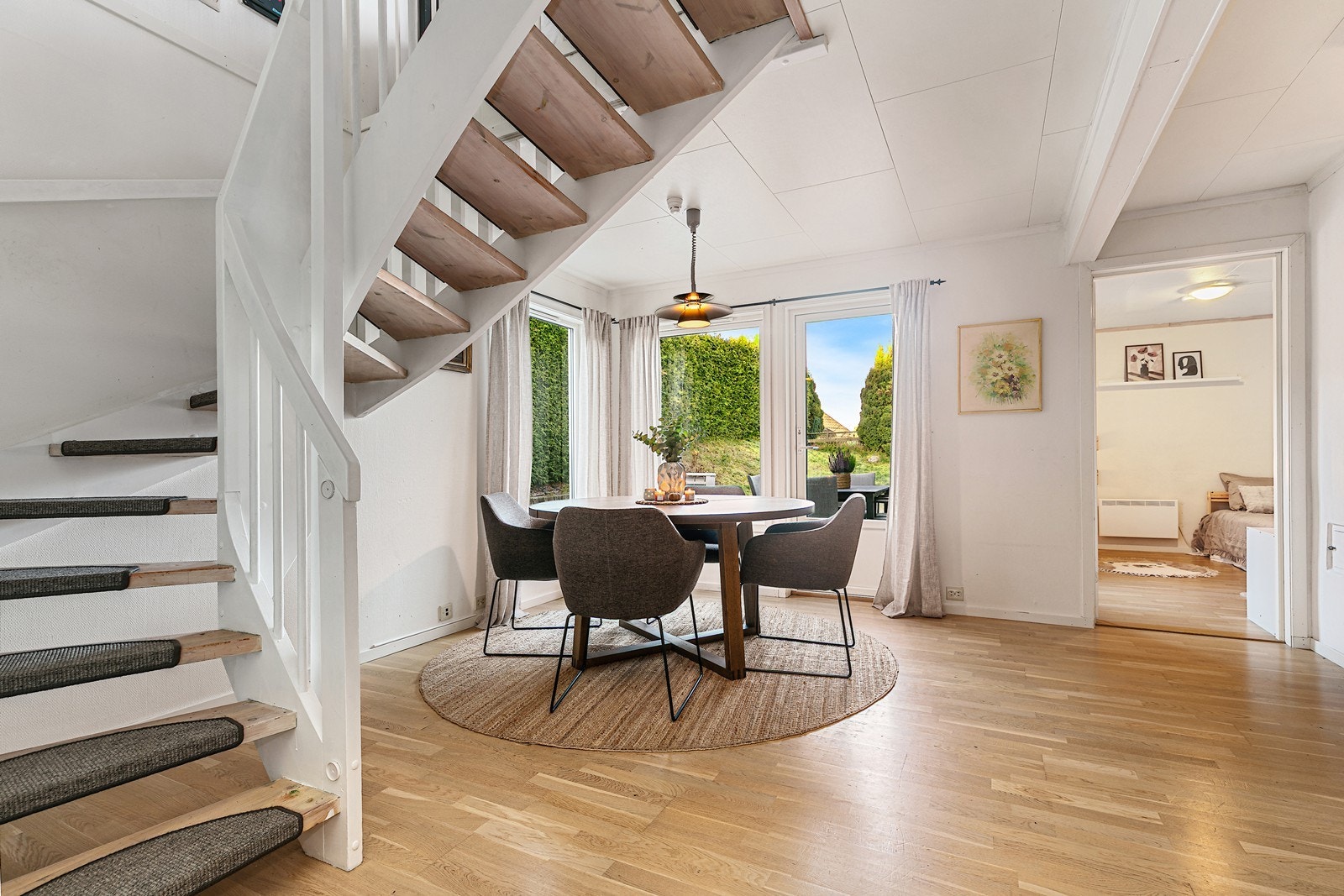 Her er det rom for spisegruppe og det er utgang til terrassen. Galleribilde