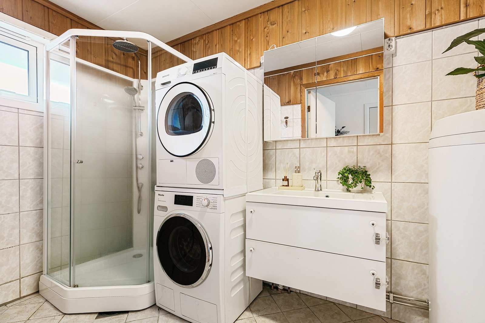 Badet er fra ca. 1989, med enkelte oppgraderinger av overflater. Galleribilde