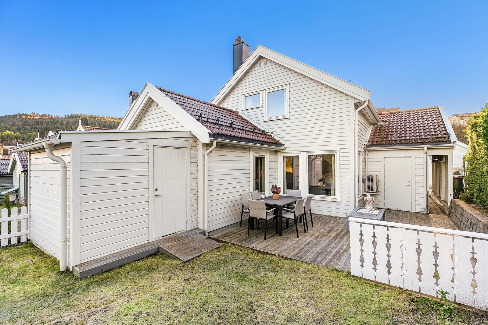 I tillegg til boden i bakkant av carport, er det en tilbygget bod til, noe som sikrer gode lagringsmuligheter. Galleribilde