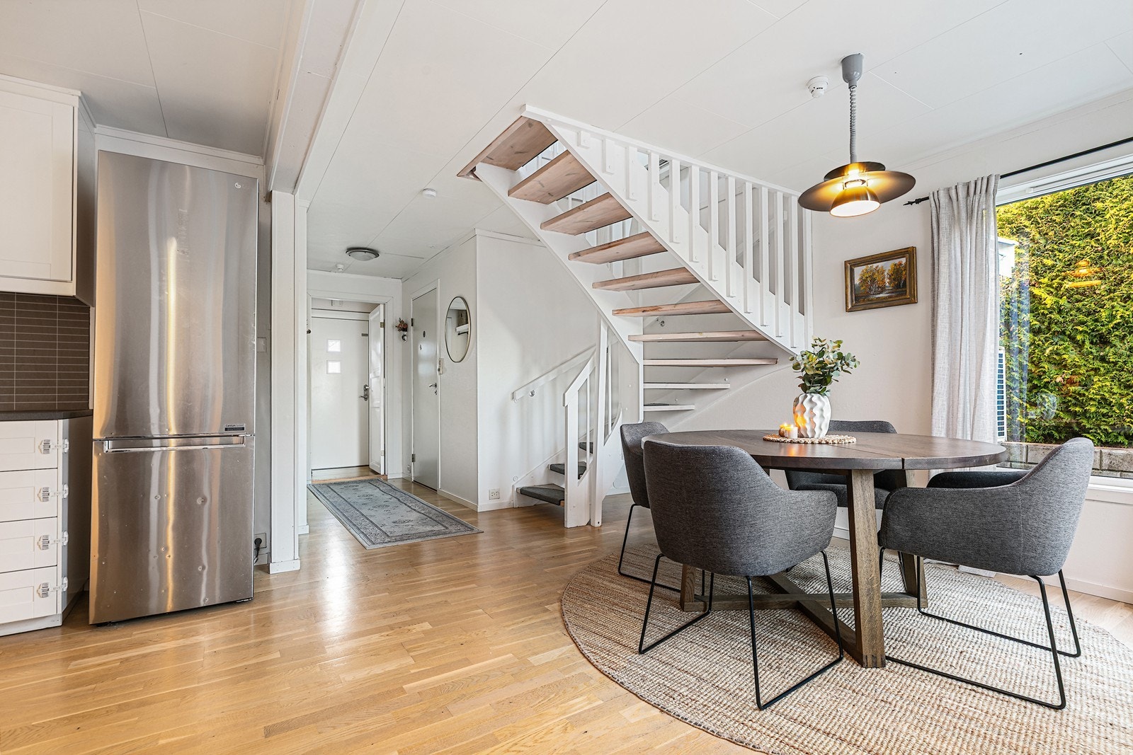 Den åpne løsningen gir en lys og luftig atmosfære. Galleribilde