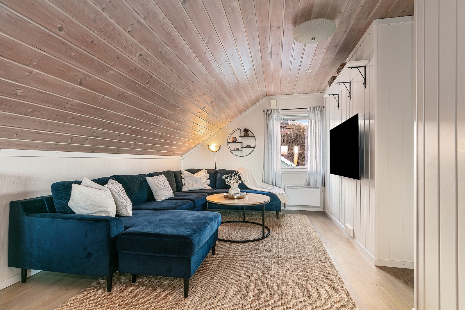 Rommets utforming skaper en naturlig sone for sofakroken. Galleribilde