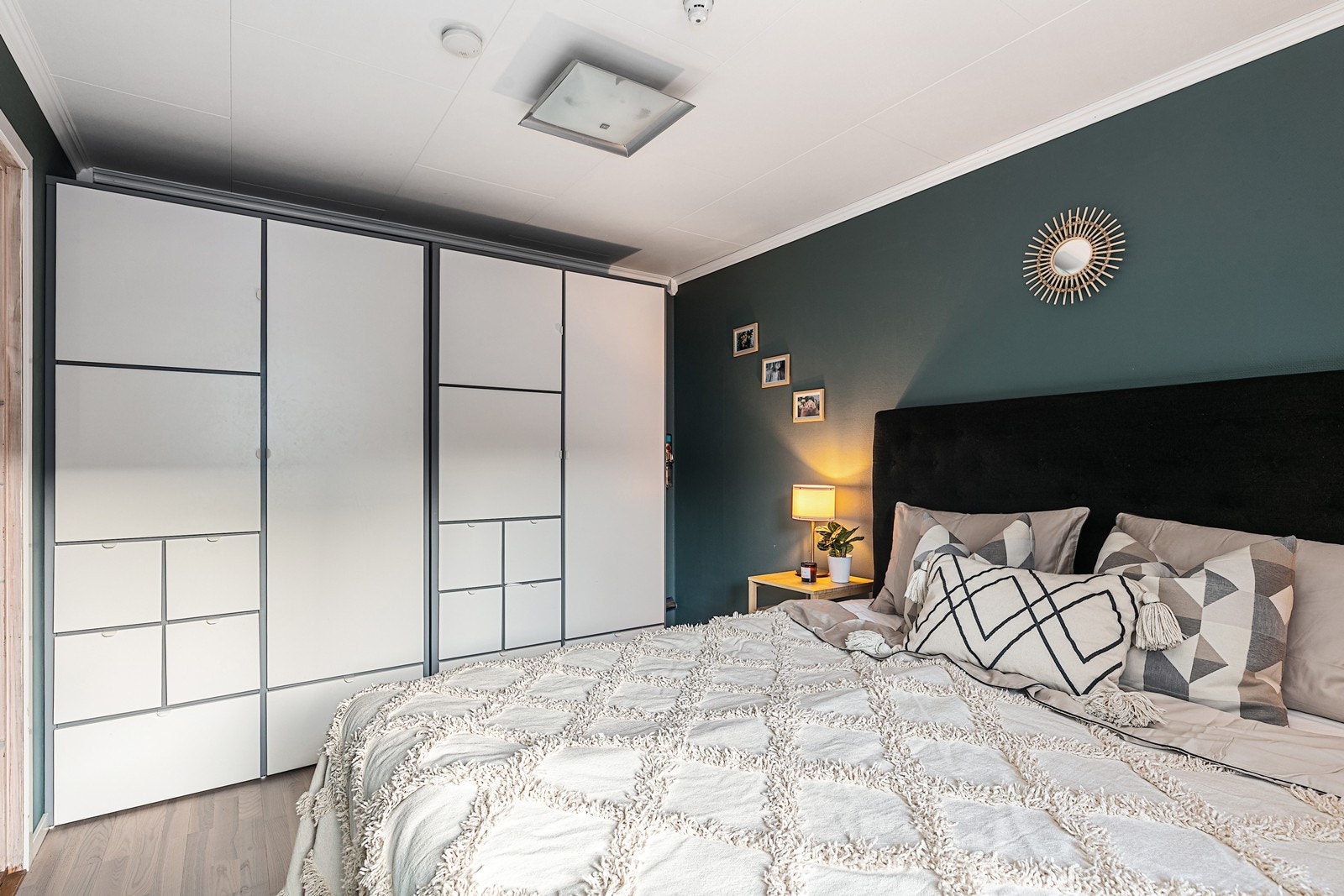 Hovedsoverommet kan enkelt innredes med dobbeltseng og har godt med oppbevaring i garderobeskap. Galleribilde