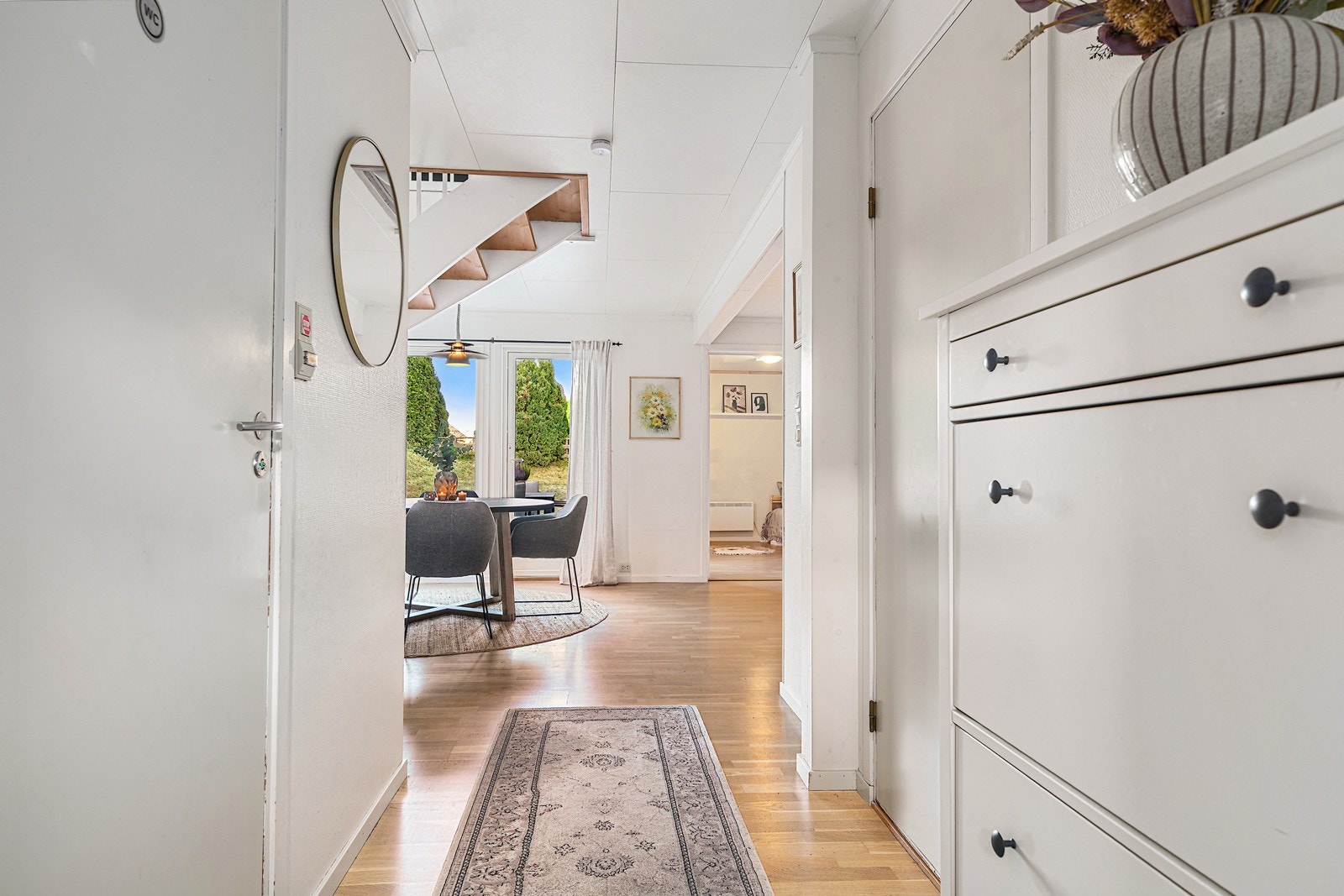 Man kommer inn i en lys og trivelig gang. Galleribilde