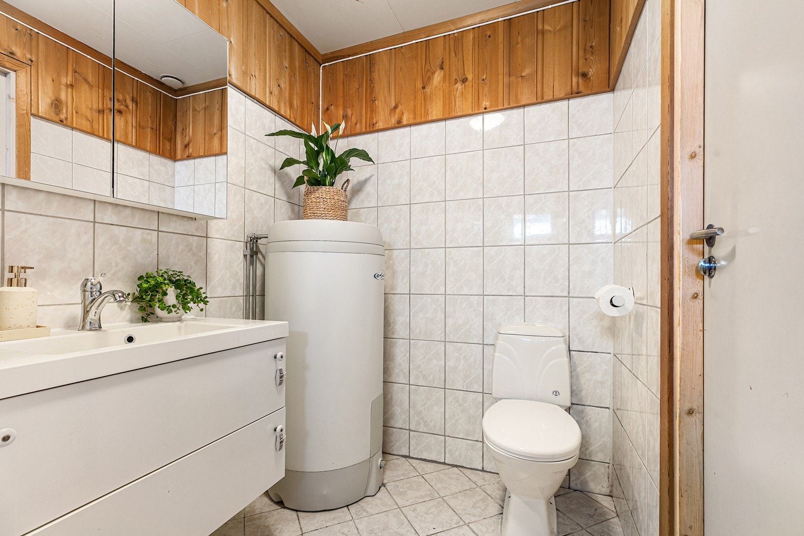 På badet er det montert dusjkabinett, toalett og baderomsinnredning, samt opplegg for vaskemaskin. Galleribilde