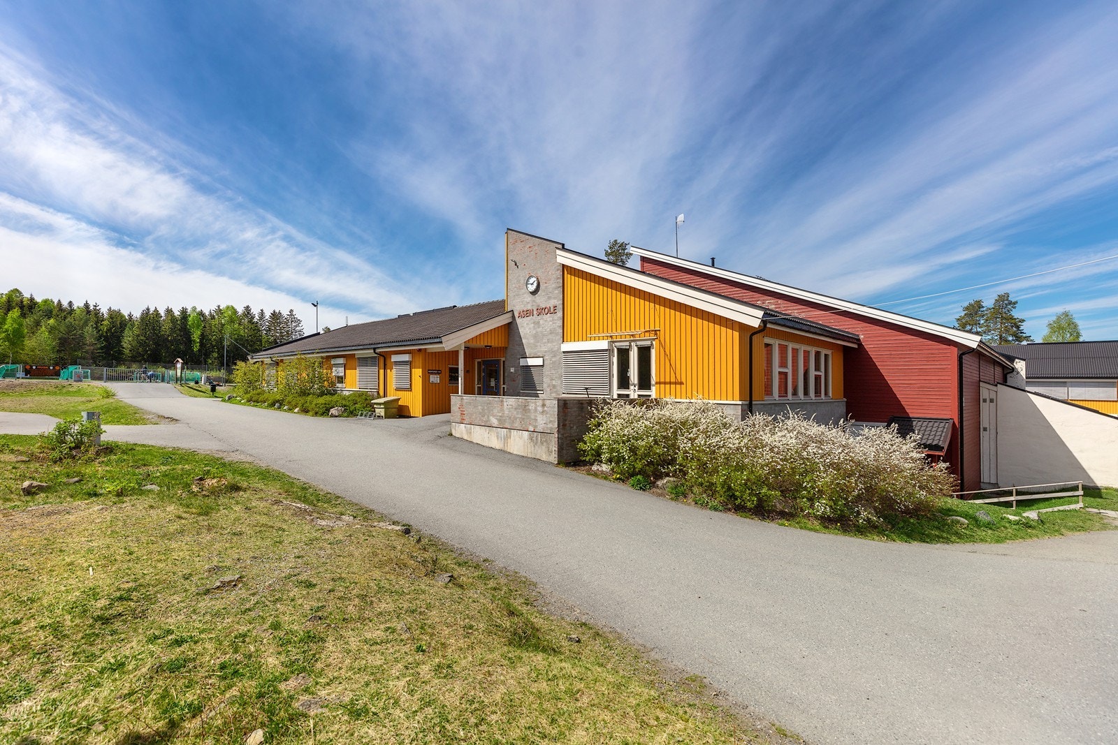 Åsen skole ligger kun 700 meter fra boligen. Galleribilde