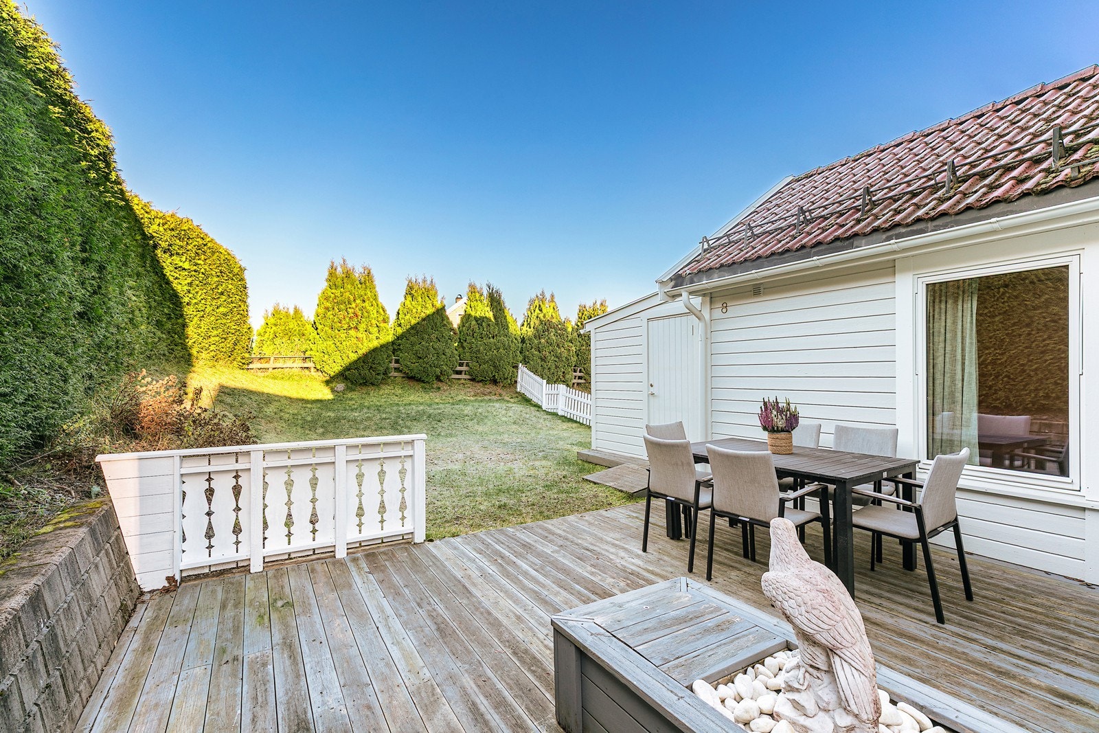 Terrassen ligger skjermet til og byr inn til fine dager ute. Galleribilde