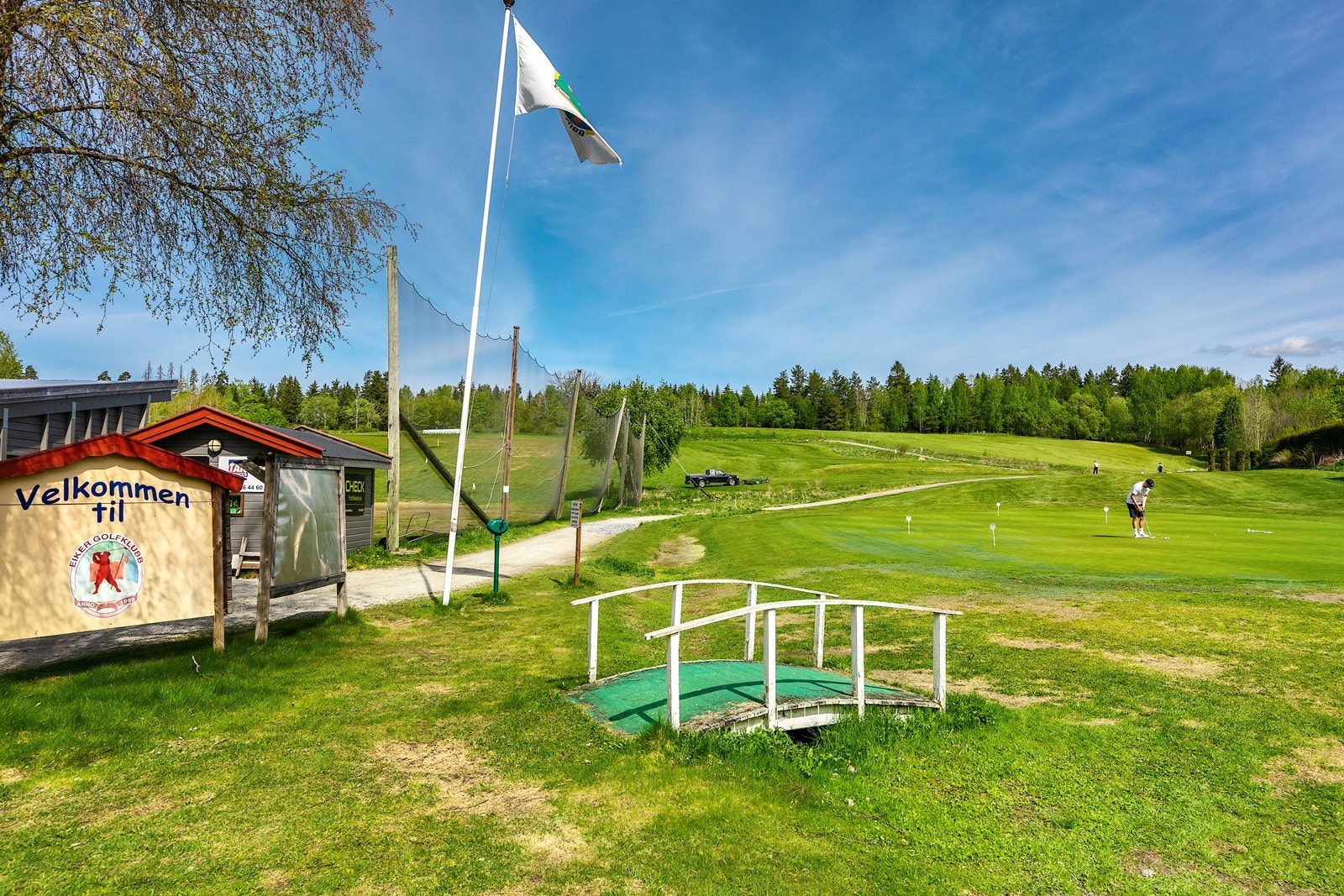 Det er også kort vei til Golfbane (Eiker GK) i Åsen. Golfbanen består av 3 x par 3, 5 x par 4 og 1 x par 5 hull. Total lengde 4798 meter med par 68. Galleribilde