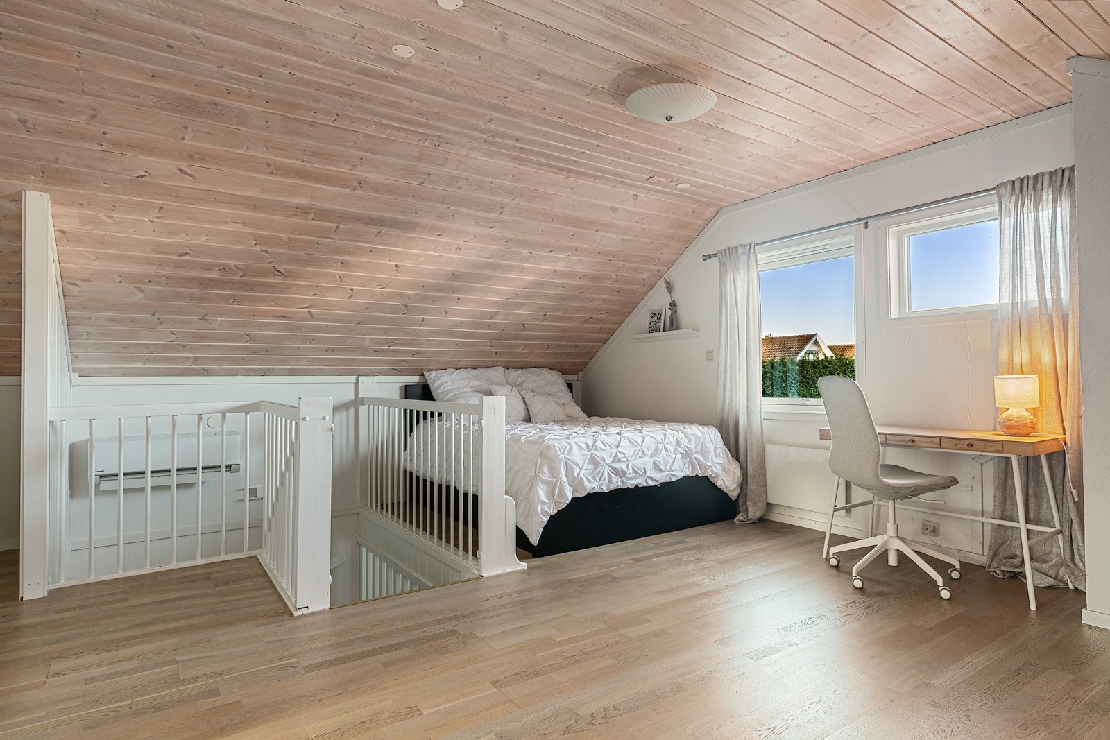 Deler av rommet er i dag også innredet med soverplass. Galleribilde