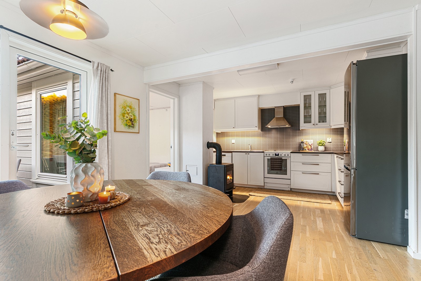 Boligen byr på en god planløsning med et åpent allrom i 1. etasje. Galleribilde