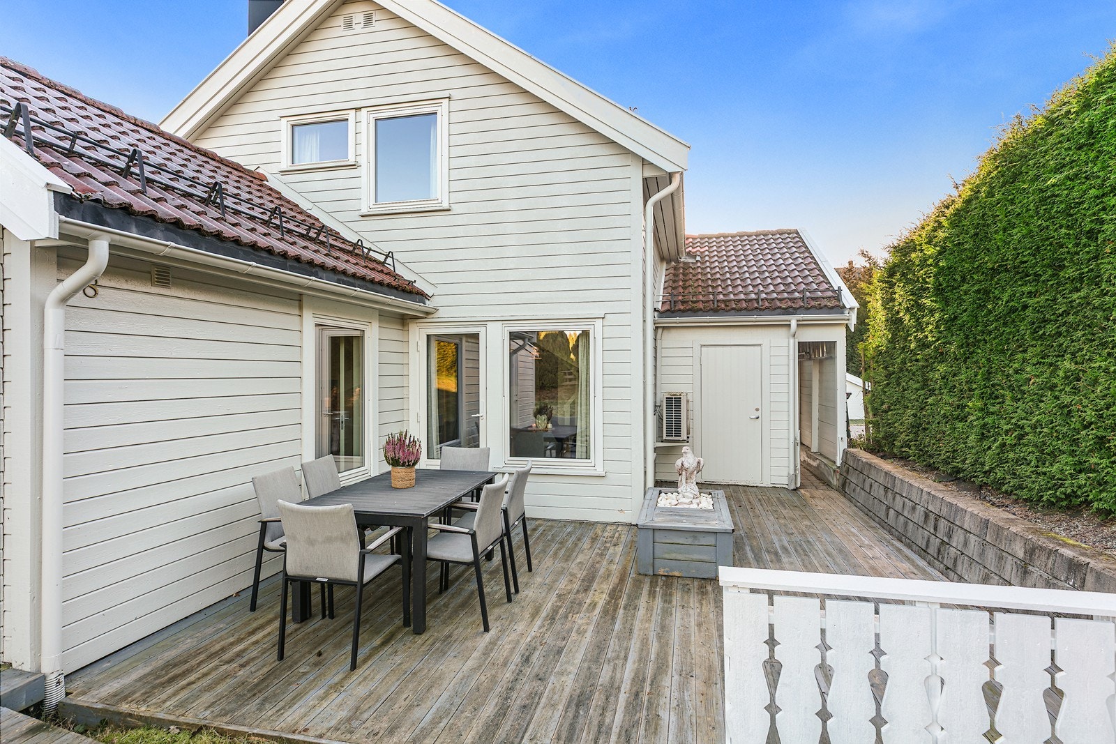 Det er rom for en hyggelig sittegruppe, og adkomst til en praktisk utvendig bod i bakkant av carport. Galleribilde