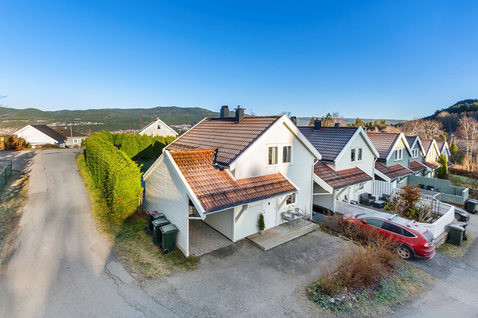 Familievennlig enebolig med skjermet uteplass i hyggelig borettslag - carport og nærhet til natur og Mjøndalen sentrum. Galleribilde