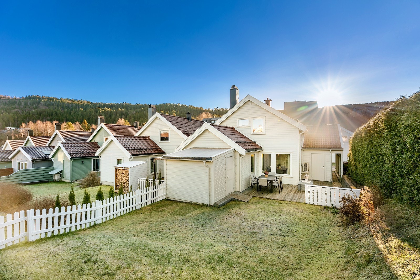 Boligen har en romslig hage omkranset av hekk og gjerde. Galleribilde