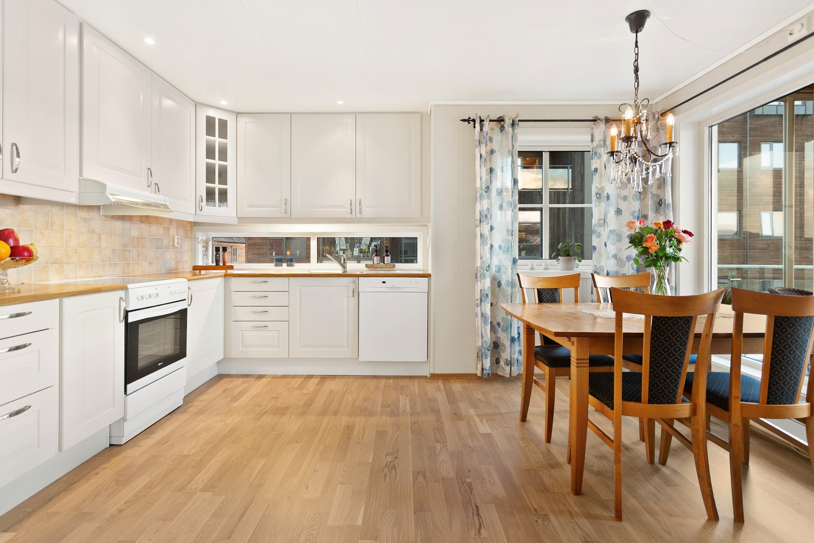 Kjøkken med spiseplass Galleribilde