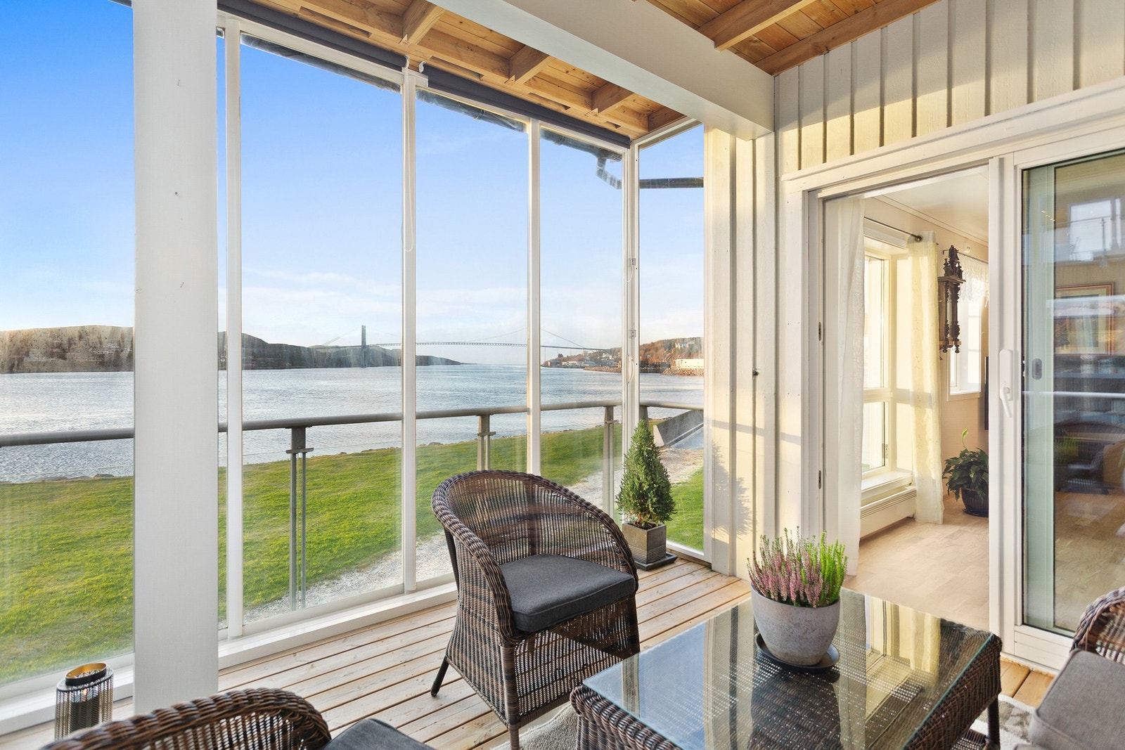 Innglasset terrasse med god plass til møblering Galleribilde