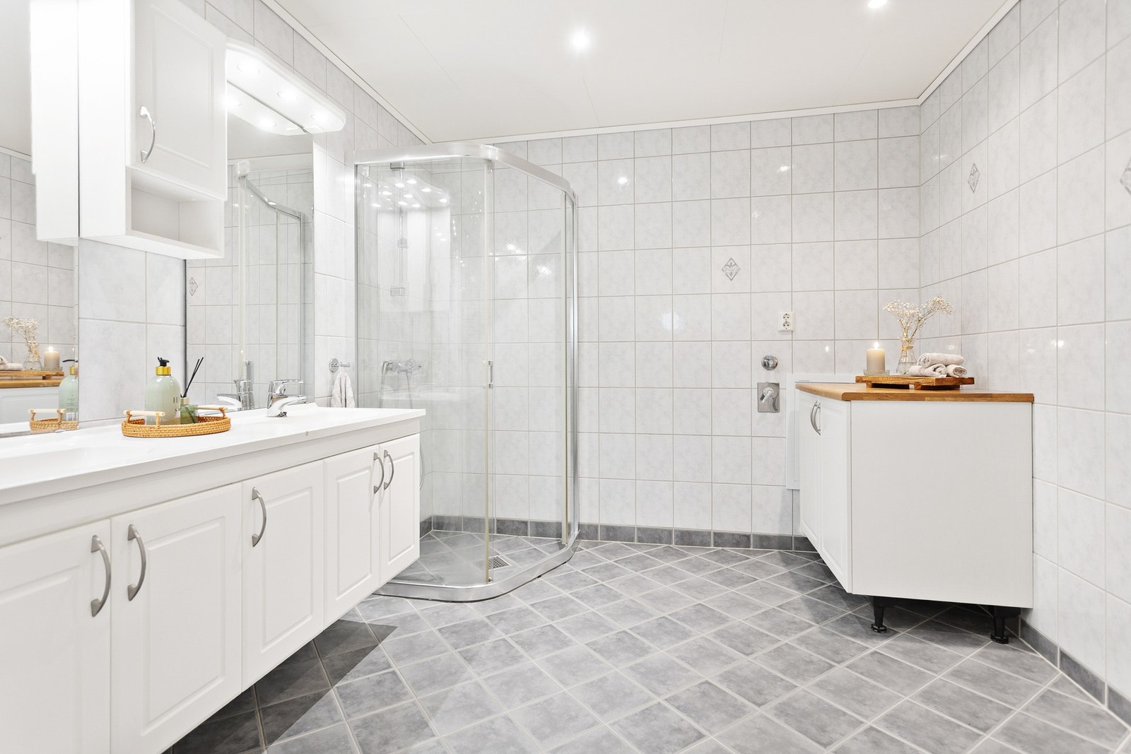 Flislagt bad med varmekabler på gulv. Galleribilde