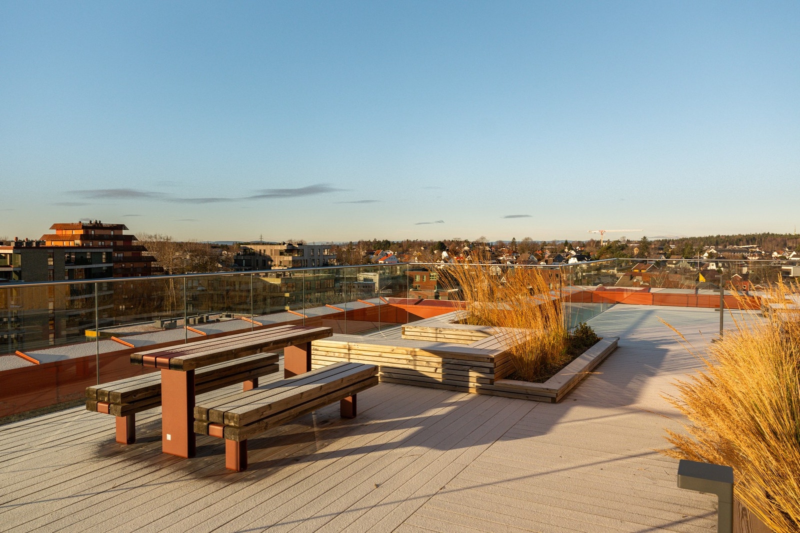 Felles takterrasse med sittegrupper og flott utsikt Galleribilde