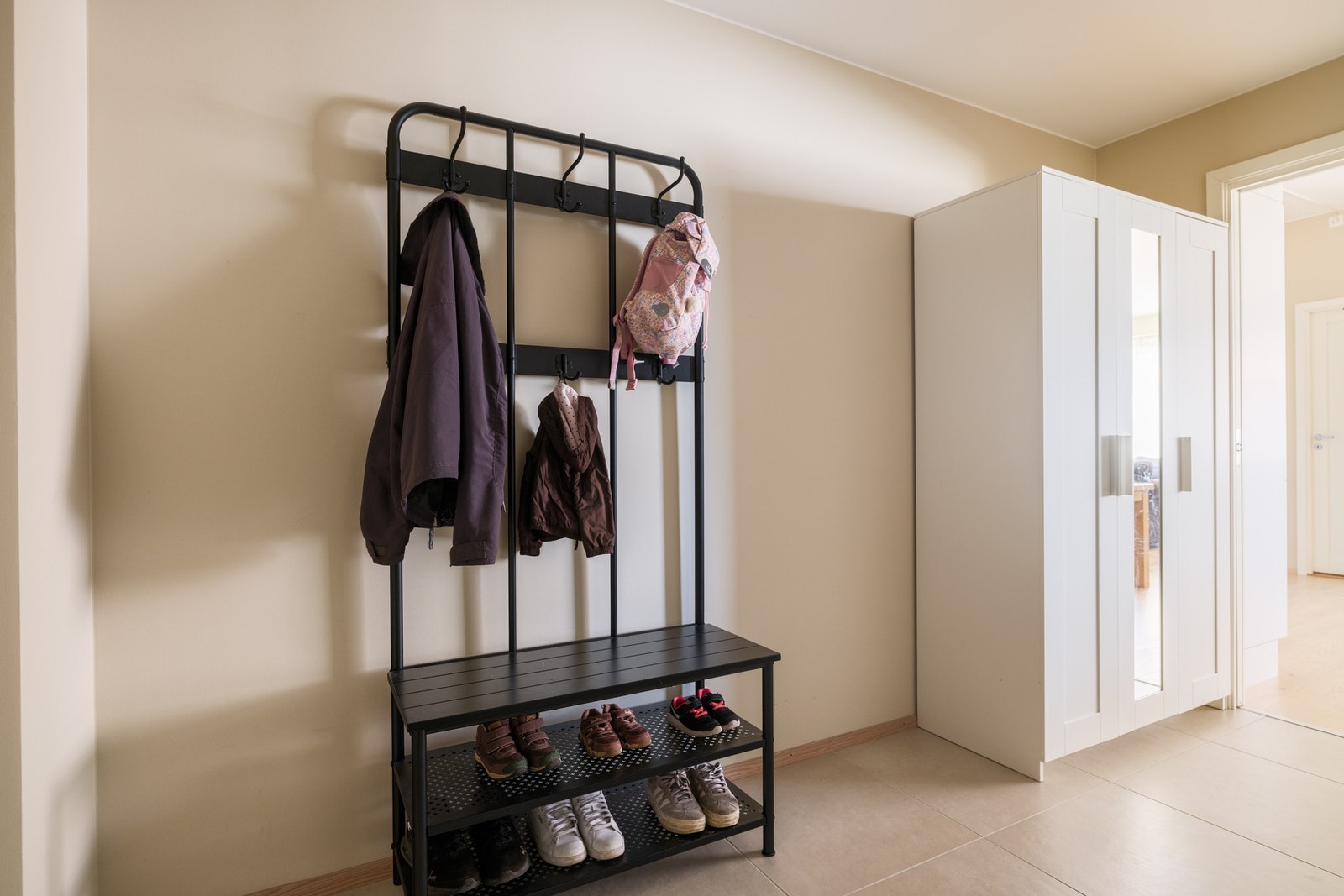 Hyggelig entré med fliser på gulv Galleribilde