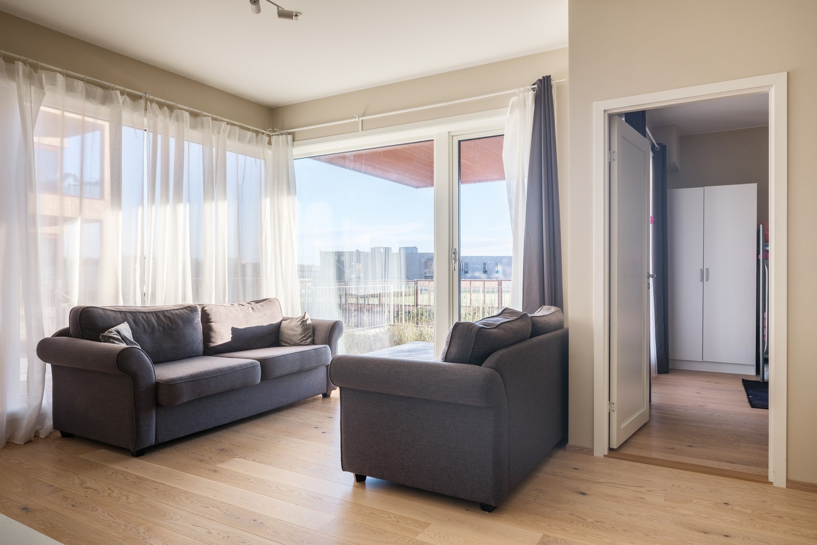 Store vindusflater slipper inn rikelig med naturlig lys og skaper en behagelig atmosfære Galleribilde