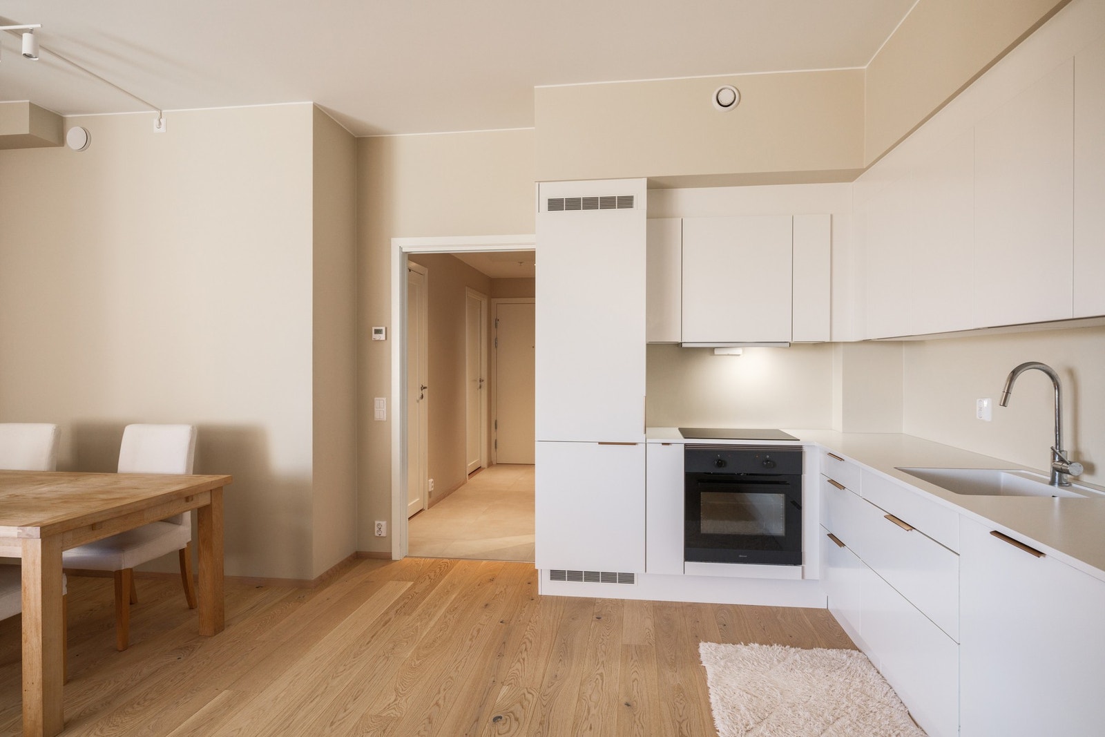 Kjøkkenet har integrert platetopp, stekeovn, oppvaskmaskin og kjøl-/fryseskap Galleribilde