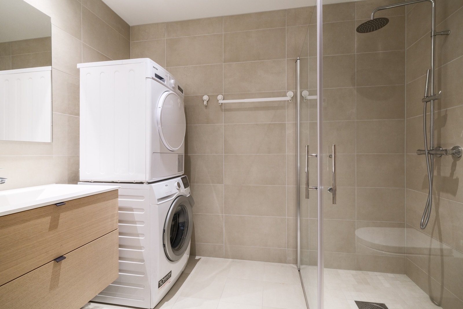 Lyst og delikat bad med vannbåren gulvvarme Galleribilde