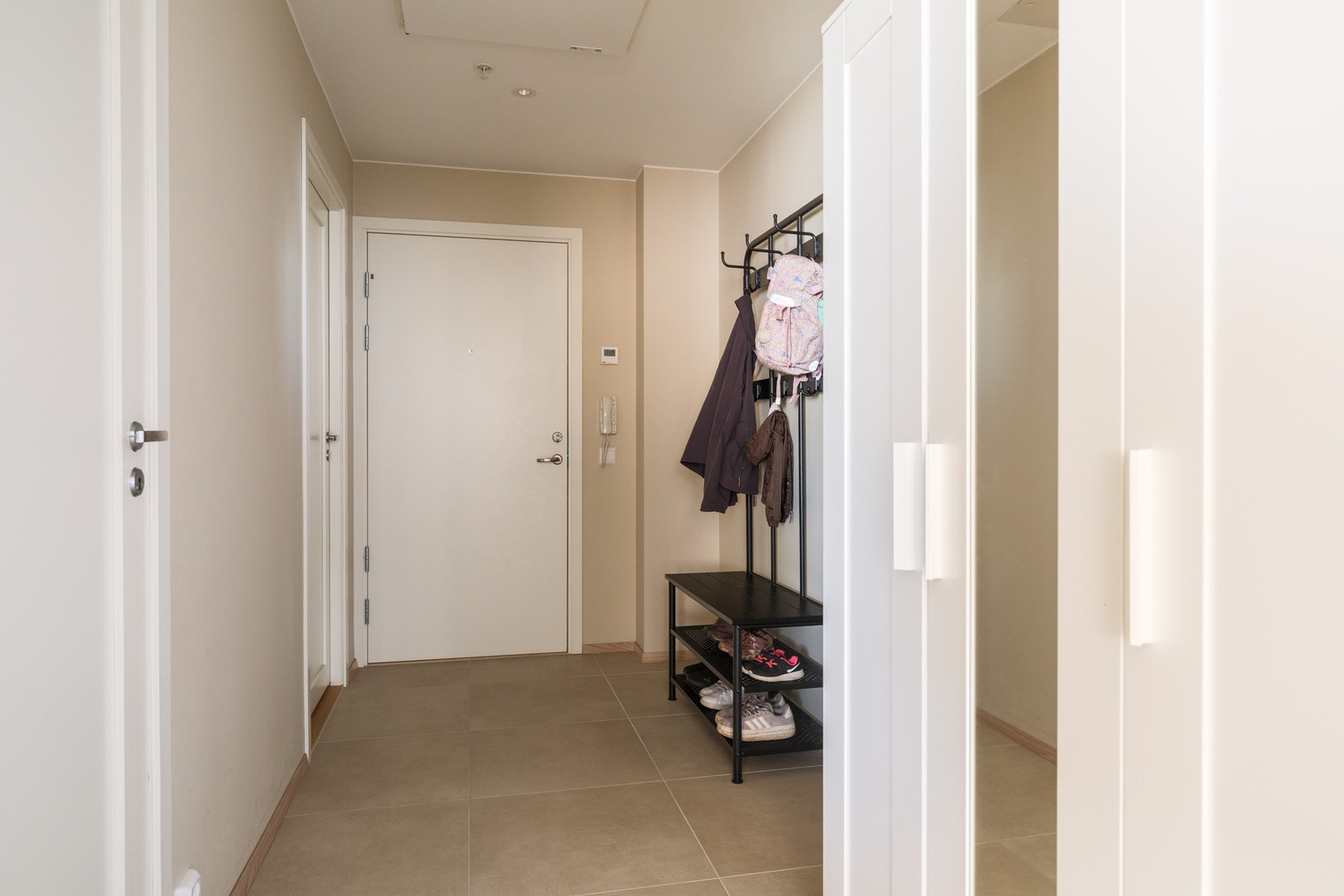 God plass for avheng av yttertøy og sko Galleribilde